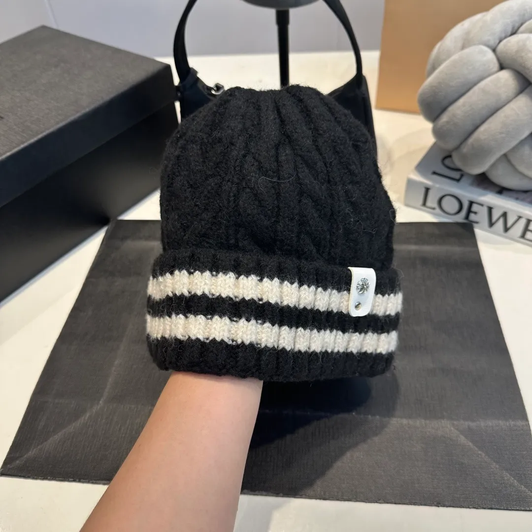 P60 Crow Heart Autumn and Winter Wool Knitted Beanie This must be the favorite of minimalism. It is clean, neat, fashionable and versatile, and will definitely not be picky about your face shape! A fashionable classic that lasts forever! Fashionable black and white can be purchased together!